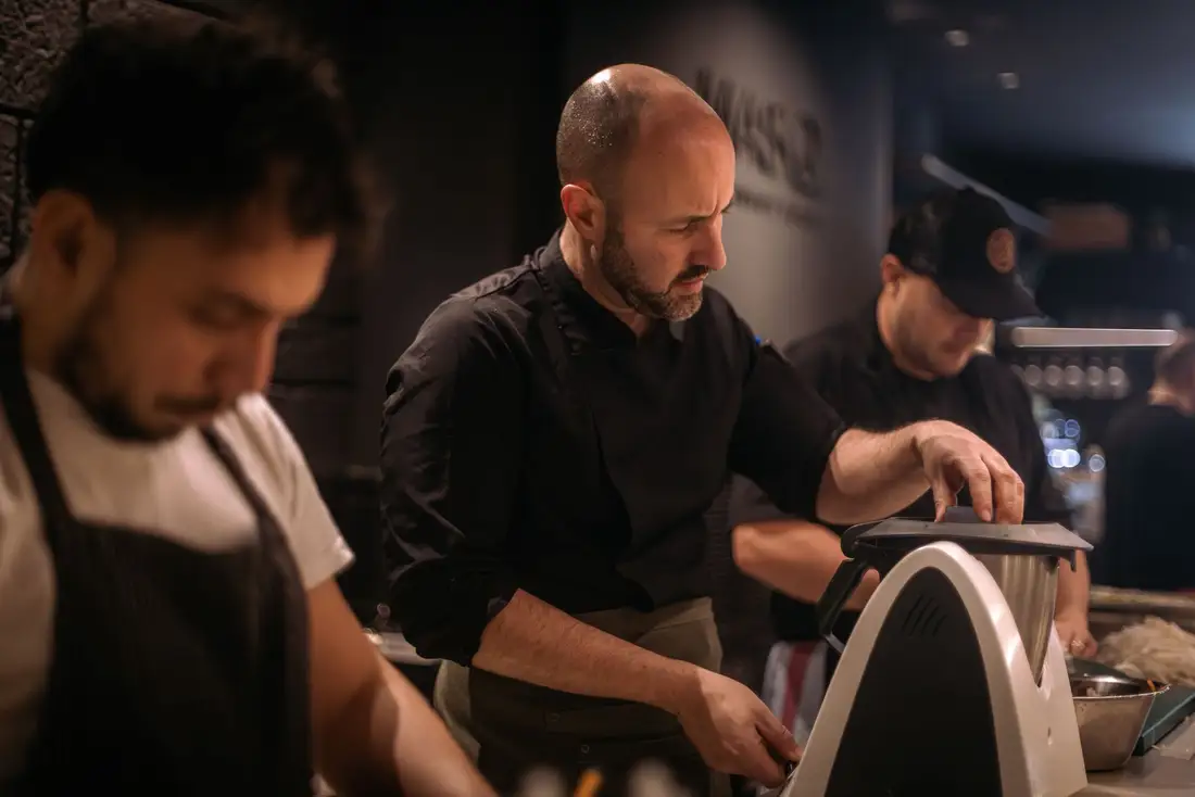 Cocinero trabajando en la cocina del restaurante Masqi